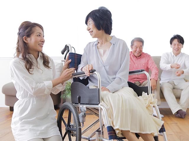 車椅子の女性と看護師