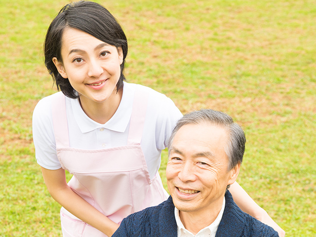 車椅子の男性と看護師