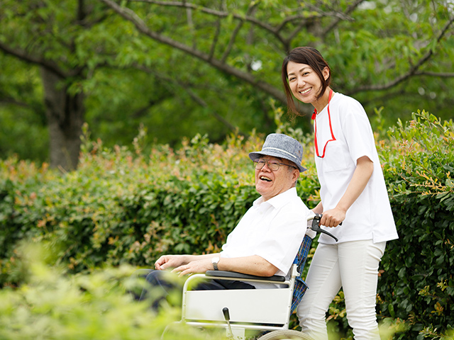 車椅子の男性と看護師