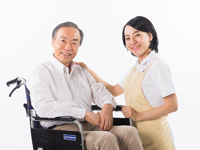 車椅子の男性と看護師