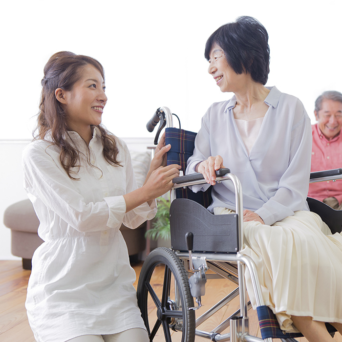 車椅子の女性と介護士